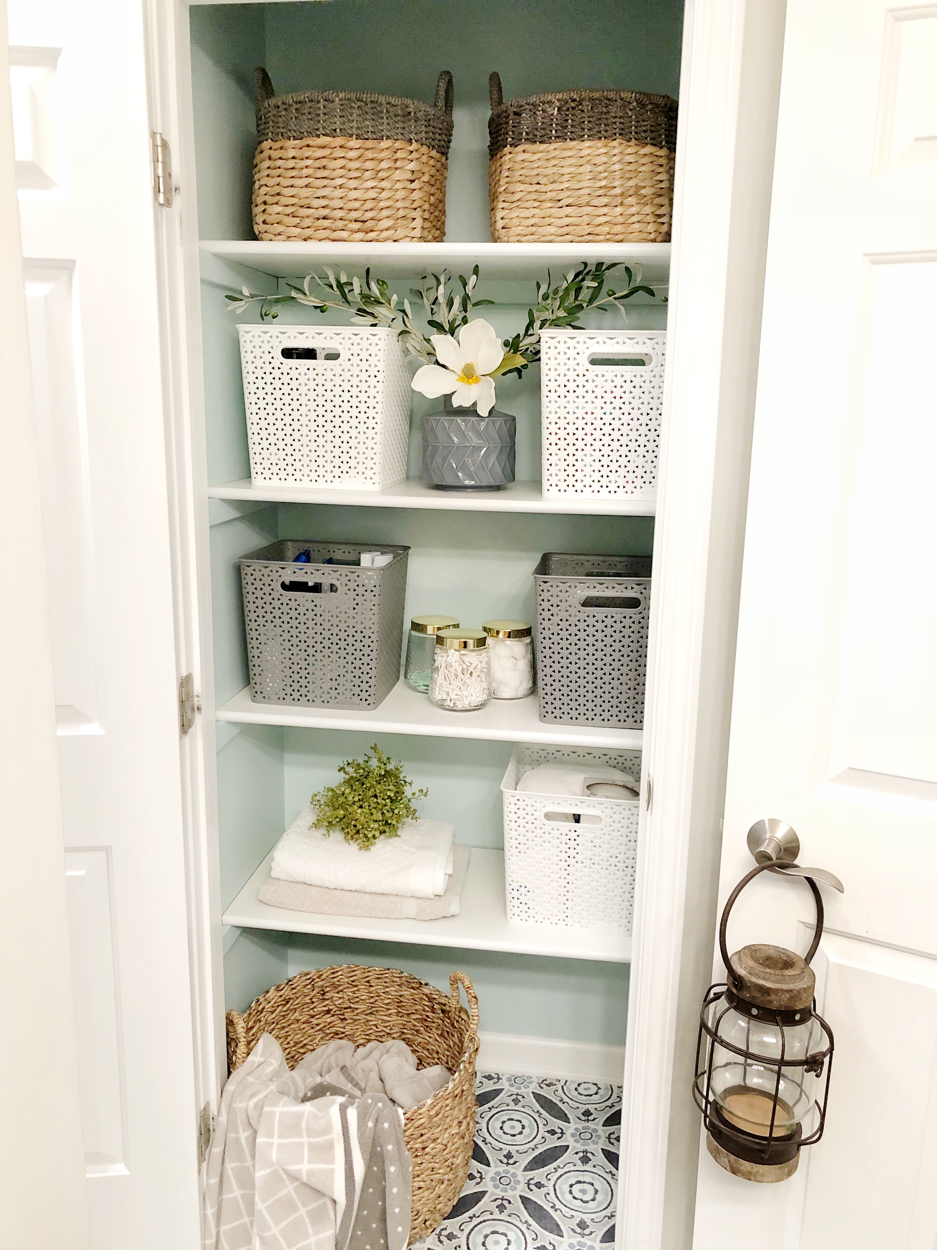 Linen Closet Makeover 